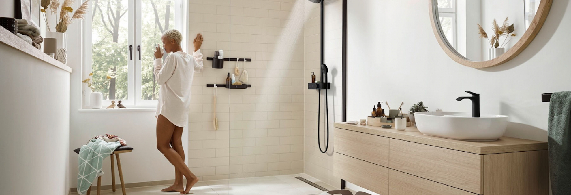 Sprcha Pulsify S od Hansgrohe ve sprchovém koutě